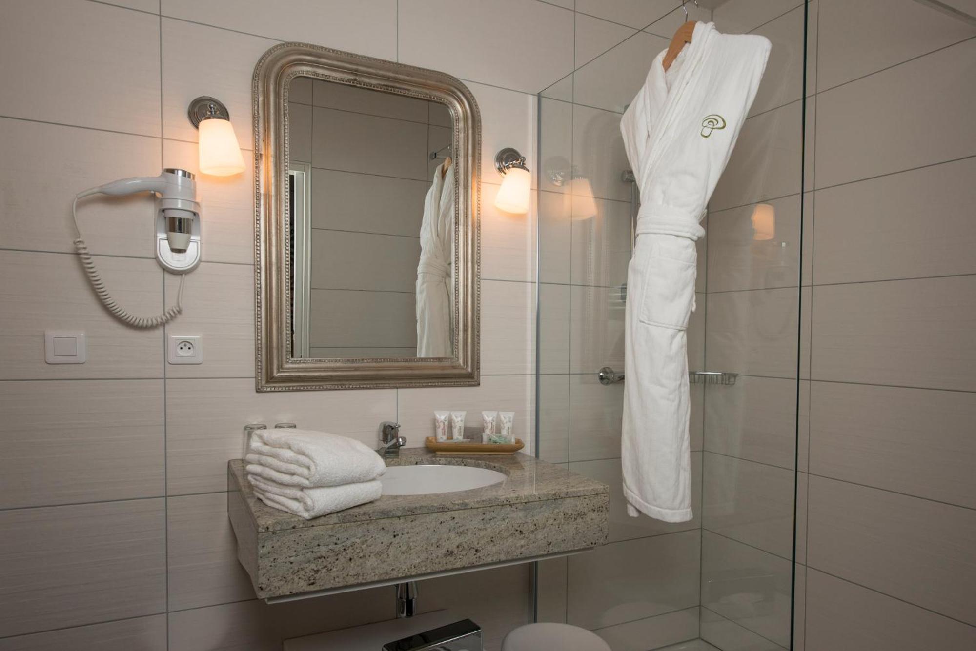 Hotel Le Manoir Du Lys, The Originals Relais Bagnoles de l'Orne Normandie Zewnętrze zdjęcie